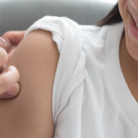 Прием первичных пациентов на вакцинацию от ВПЧ временно приостановлен.